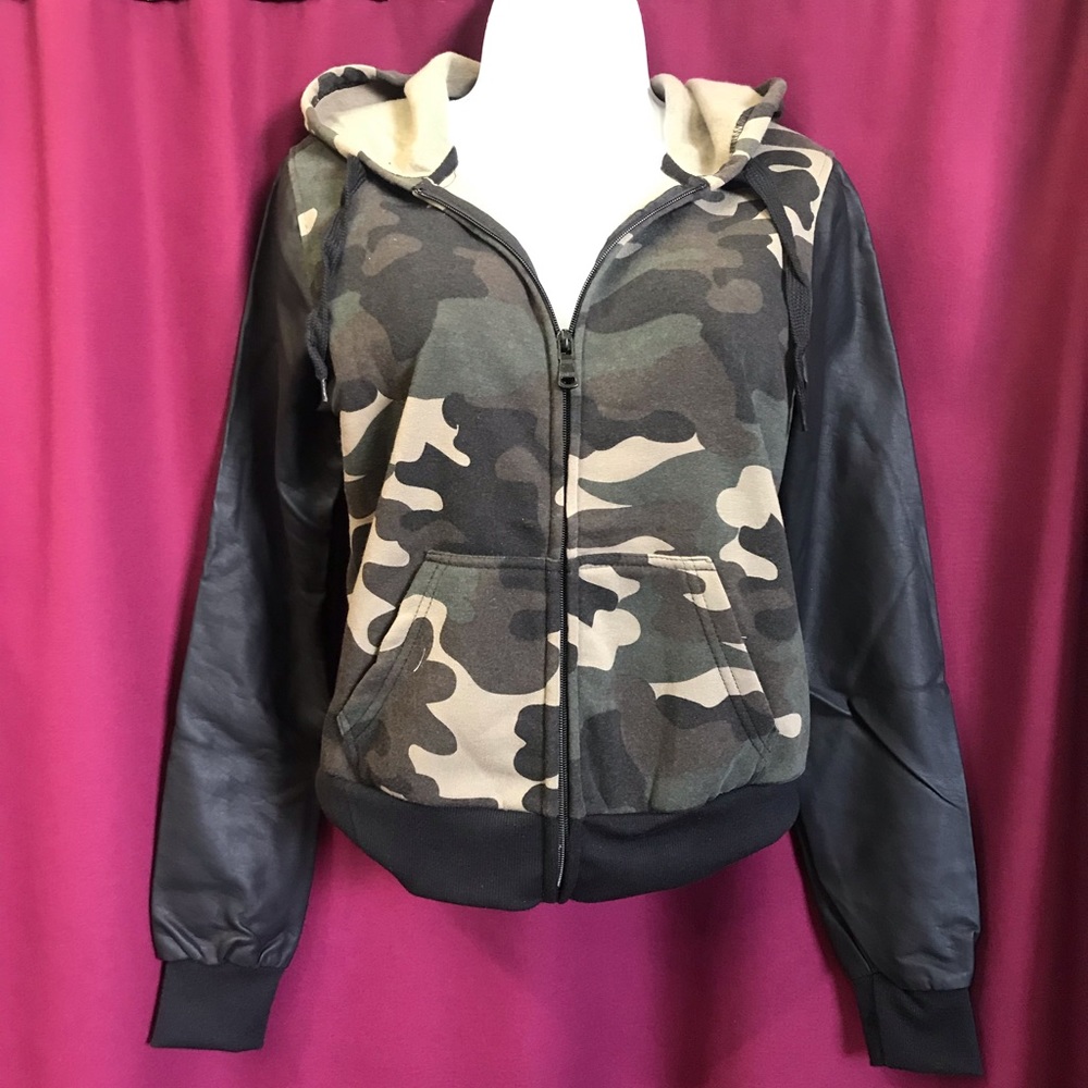 Red Fox Camo Jacket/Sweatshirt. - Picture 3 of 7